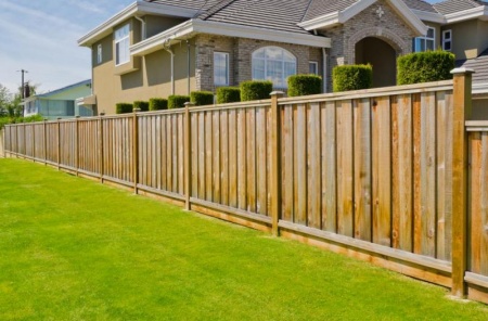 Bois, aluminium ou PVC, quel mat&eacute;riau choisir pour une cl&ocirc;ture de jardin &agrave; Auray ?